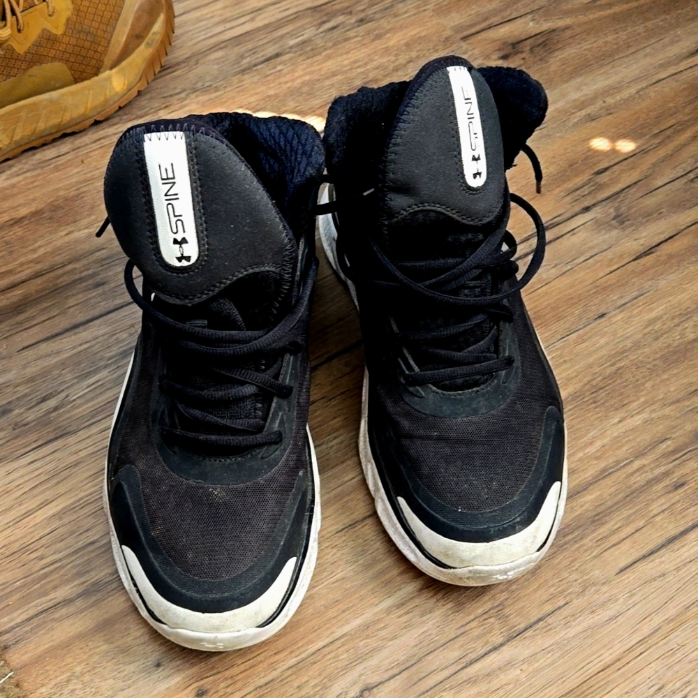 Under Armour Mens Spine Basketball sneakers 9.5